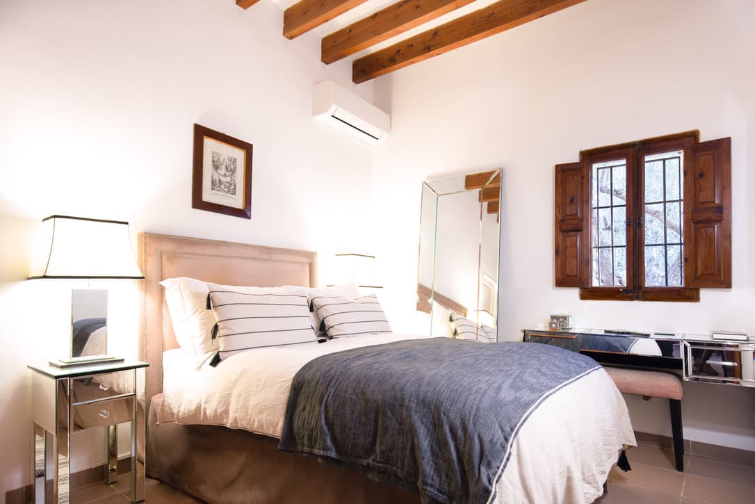 The Burton bedroom at Casa de Ciclista, with an en-suite shower