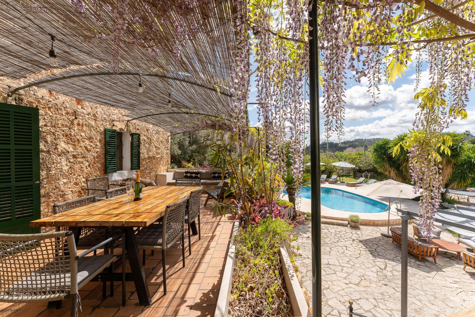 Covered terrace and outdoor lounge at Casa de Ciclista